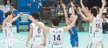 “꿈이냐 생시냐”삼성화재 선수들이 현대캐피탈과의 프로배구 챔피언 결정전 1차전에서 3-1로 역전승을 거둔 뒤 환호하고 있다. 양 팀은 3세트에서 44분 동안 16차례나 듀스를 거듭하는 사투를 벌였다. 대전=연합뉴스