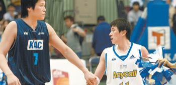 삼성 이상민(오른쪽)이 KCC와의 4강 플레이오프 3차전 승리로 챔피언 결정전 진출을 확정지은 뒤 절친한 2년 후배인 KCC 서장훈의 축하를 받고 있다. 이들은 이번 시즌 직전 팀을 맞바꾸는 엇갈린 인연을 보였기에 플레이오프 맞대결 내내 관심을 끌었다. 연합뉴스