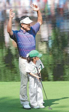 “우리 딸이 최고야”‘탱크’ 최경주가 마스터스 개막에 앞서 10일 미국 조지아 주 오거스타내셔널GC에서 열린 파3 콘테스트에 함께 출전한 딸 신영(5) 양의 퍼팅에 환호하고 있다. 팬들을 위한 이벤트 행사로 열린 이 대회에서 최경주는 캐디를 맡은 신영 양, 아들 강준(3) 군과 동반 출전해 즐거운 시간을 보냈다. 오거스타=AFP 연합뉴스