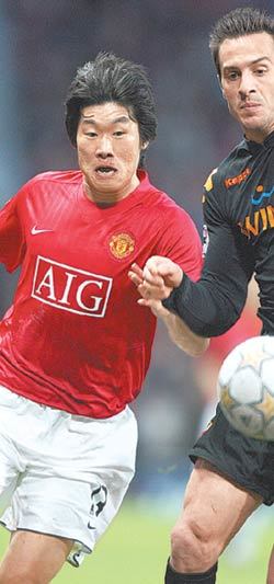 맨체스터 유나이티드의 박지성(왼쪽)이 AS 로마(이탈리아)와의 유럽 챔피언스리그 8강 홈 2차전에서 오른쪽 측면 공격수로 선발 출전해 마르코 카세티와 볼을 다투고 있다. 박지성은 공수에 걸친 눈부신 활약으로 1-0의 승리를 주도했다. 맨체스터=AFP 연합뉴스