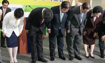 “감사합니다” 민주 선대위 해단식통합민주당은 10일 오전 서울 영등포구 당산동 당사에서 손학규 박상천 공동대표와 강금실 선거대책위원장 등이 참석한 가운데 4·9총선 선대위 해단식을 열었다. 참석자들은 국민에게 감사 인사를 했다. 안철민 기자