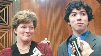 캐슬린 스티븐스 주한 미국대사 내정자(왼쪽)가 9일 미 상원 외교위원회 인사청문회를 마친 뒤 밝은 표정으로 취재진의 질문에 답하고 있다. 옆에 그와 한국인 전남편 사이에서 난 아들 제임스 씨가 보인다. 워싱턴=연합뉴스