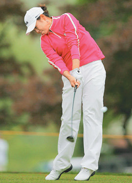 임팩트 순간에 양발의 뒤꿈치를 모두 지면에서 떨어뜨리게 되면 클럽과 몸통의 회전 속도가 최대한 발휘되면서 장타를 치는 데 도움이 된다. 사진 제공 휠라코리아