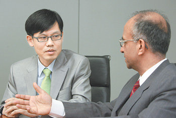 S.P.라즈 교수(오른쪽)와 김상훈 서울대 교수가 한국 기업들의 바람직한 전략 수립 방안을 논의하고 있다. 강병기 기자