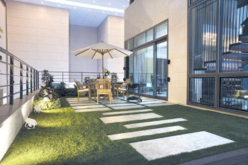 아파트와 단독주택의 장점을 결합한 타운하우스가 인기를 끌고 있다. 단독주택형 타운하우스인 ‘롯데 펜트하임’의 1층 개인 정원 전경. 사진 제공 롯데기공