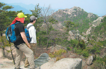 충청도의 명산으로 꼽히는 용봉산은 정상이 381m로 높지 않지만 산세가 거칠고 옹골차다. 능선에서 보이는 각양각색의 바위에서 힘이 느껴진다. 용봉산이라는 이름은 용의 몸에 봉황의 머리를 얹은 듯한 형상에서 유래됐다. 사진 제공 에이글