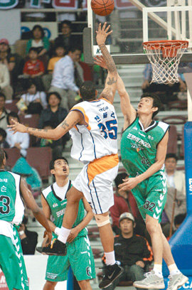 “어림없지” 동부의 포워드 김주성(오른쪽)이 프로농구 플레이오프 4강 4차전에서 KT&G 포워드 마퀸 챈들러의 슛을 막으려고 하고 있다. 안양=연합뉴스