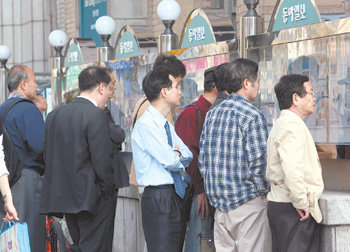 정부는 11일 비판 언론에 대한 정부 광고 배제 및 행사 협찬 제한 등 이전 정권에서 이뤄졌던 내부 지침을 폐지하기로 했다. 10일 오후 서울 종로구 세종로 동아일보 본사 사옥 게시판에 걸린 신문을 열심히 읽고 있는 시민들. 변영욱 기자