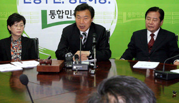 손학규 통합민주당 대표(가운데)가 11일 서울 영등포구 당산동 당사에서 열린 최고위원회의에서 전당대회 일정 등에 대해 얘기하고 있다. 안철민 기자