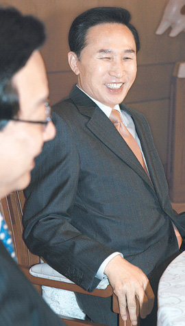 이명박 대통령이 11일 강재섭 한나라당 대표와의 정례회동에서 4·9총선 결과 등에 대해 얘기를 나누다 환하게 웃고 있다. 이종승  기자