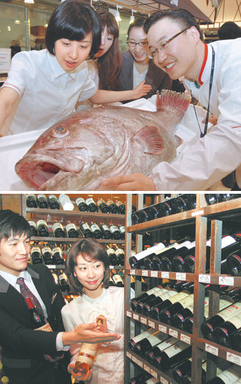 백화점 업계가 맞춤 서비스로 다른 유통업계와 차별화하고 있다. 신세계백화점은 다금바리처럼 매장에서 전시 판매하기 힘든 신선 식품을 ‘내고향 맞춤 서비스’를 통해 주문받아 판다(위). 현대백화점은 프랑스 희귀 와인을 프랑스 현지에서 구입해 배달해 준다. 사진 제공 신세계백화점·현대백화점