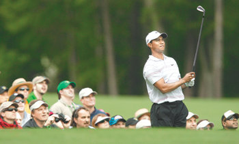 ‘골프 황제’ 타이거 우즈가 12번홀(파3)에서 티샷을 날린 뒤 타구를 바라보자 갤러리들도 일제히 볼의 방향을 지켜보고 있다. 우즈는 이 홀에서 파를 기록했다. 오거스타=로이터 연합뉴스