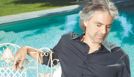 “제게 천직이라는 것은 밝게 빛나는 길과 같아요. 제 인생에서 가장 밝게 빛나는 길인 음악을 택했고 기쁜 마음으로 노래하고 있어요.” 22일 8년 만에 내한 공연을 갖는 이탈리아 출신 테너 안드레아 보첼리. 사진 제공 옐로우나인