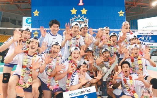 “손가락 수만큼 우승했어요”삼성화재 신치용 감독(뒷줄 왼쪽에서 두 번째)과 선수들이 3년 만에 프로배구 남자부 정상에 오른 뒤 ‘겨울리그 10승 달성’ 의미로 양 손바닥을 모두 펼쳐 보이며 활짝 웃고 있다. 천안=연합뉴스