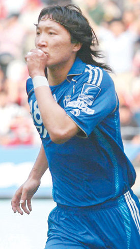 수원 삼성의 신영록이 FC 서울과의 경기에서 후반 17분 추가골을 터뜨린 뒤 왼손 주먹을 입에 대는 골 세리머니를 하고 있다. 연합뉴스