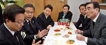 친이명박계 의원들이 13일 부친상을 당한 강재섭 한나라당 대표(왼쪽)를 위로하기 위해 빈소가 차려진 대구 경북대병원 영안실을 찾았다. 오른쪽부터 이방호 이재오 이재웅 안상수 박진 의원. 대구=연합뉴스