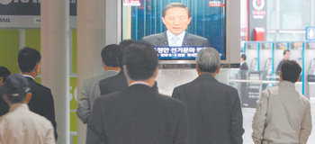 회견 지켜보는 시민들13일 서울역에 있던 시민들이 발길을 멈추고 TV를 통해 생중계되는 이명박 대통령의 기자회견을 지켜보고 있다. 연합뉴스