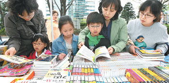 “저도 한 권 사주세요”눈부신 봄볕에 책장도 술술 넘어간다. 12, 13일 청계천을 찾은 많은 나들이객이 동아일보와 교보문고가 함께하는 주말 가족 책 장터에 들러 책들을 둘러봤다. 김재명 기자