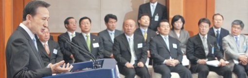 이명박 대통령이 13일 청와대 춘추관에서 미국과 일본 순방을 앞두고 기자회견을 하고 있다. 이종승 기자