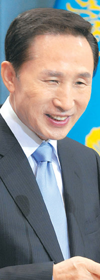 이명박 대통령이 13일 청와대 춘추관에서 취임 후 첫 기자회견을 열고 “과반 의석을 만들어준 국민 뜻을 받들어 대한민국을 선진화하는 일에 전념하겠다”고 말했다. 이종승 기자