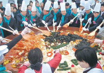 12일 대천해수욕장 시민탑 광장에서 열린 ‘청정 보령 선포식’에서는 2000명의 먹을 수 있는 생선회 비빔밥이 참석자들에게 제공됐다. 연합뉴스