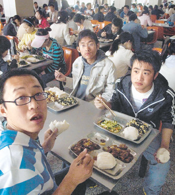 “식대 부담 커졌어요”치솟는 곡물가격 때문에 비상이 걸린 중국 정부는 14일 학생들의 식대 부담을 줄여주기 위해 대학과 대학원에 재학 중인 전국 2000만 명의 학생들에게 지급하는 보조금을 월 20위안(약 3800원)씩 늘릴 계획이라고 밝혔다. 칭다오=EPA 연합뉴스