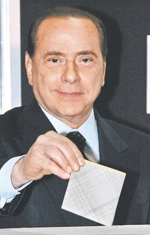 13일 실비오 베를루스코니 전 이탈리아 총리가 밀라노의 한 투표소에서 투표를 하고 있다. 13일부터 이틀 동안 실시된 이탈리아 총선에서 그의 우파연합은 315석의 상원 의석 중 168석을 얻는 등 상원과 하원에서 모두 안정적인 과반을 차지했다. 밀라노=로이터 연합뉴스