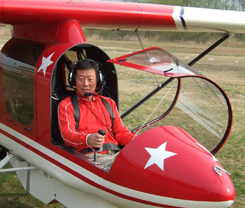 18일 초경량 비행기를 이용해 전국 종단 왕복 항공에 나서는 탐험가 허영호 씨. 사진 제공 드림앤어드밴처