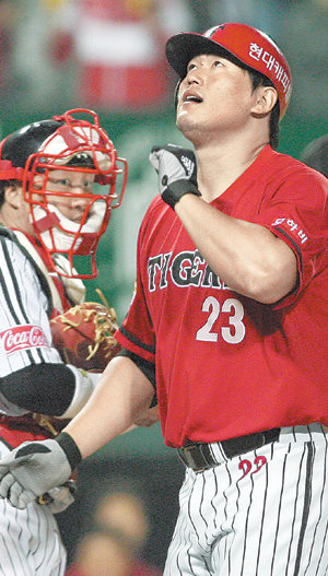 “홈런 세리머니 얼마만이냐”KIA 최희섭이 15일 잠실 LG전 5-8로 뒤진 9회 2사 2루에서 대타로 출전해 2점 홈런을 날린 뒤 홈을 밟으며 하늘을 바라보고 있다. 연합뉴스