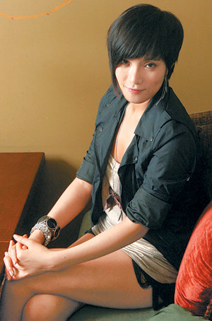 “팬들이 제 노래를 듣고 따라 부르기 쉬워서 좋대요.” 거미는 최근 발표한 4집에서 기존의 발라드곡 대신 유로댄스풍의 ‘미안해요’를 타이틀곡으로 내세워 인기를 끌고 있다. 변영욱  기자