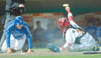 “1점차 승리 지켰다”1-7로 뒤지던 삼성이 양준혁의 만루홈런으로 2점 차까지 따라붙은 8회 2사 1, 2루. 삼성은 SK 3루수 최정의 1루 악송구 때 1점을 더 보탰지만 1루 주자 최형우(왼쪽)까지 홈으로 파고들다가 아웃돼 추가 득점에 실패했다. 오른쪽은 SK 포수 박경완. 인천=연합뉴스