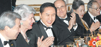 함께 웃는 韓美방미 중인 이명박 대통령이 16일(한국 시간) 뉴욕 플라자호텔에서 열린 코리아소사이어티 초청 만찬에서 루돌프 줄리아니 전 뉴욕시장(이 대통령 오른쪽) 등의 박수를 받으며 환하게 웃고 있다. 뉴욕=이종승  기자