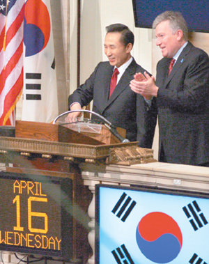 뉴욕증권거래소 방문미국을 방문 중인 이명박 대통령(왼쪽)이 16일 오전 9시 30분(현지 시간) 뉴욕증권거래소(NYSE)에서 덩컨 니더아워 NYSE 회장이 지켜보는 가운데 증시 개장을 알리는 벨을 누르고 있다. 이 대통령은 방명록에 ‘세계 경제가 빨리 회복되기 바랍니다’라고 썼다. 뉴욕=이종승 기자