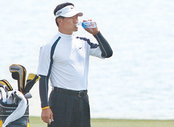 “목타네” 예정된 시간보다 20분 늦게 10번홀에서 라운드를 시작한 ‘탱크’ 최경주가 11번홀 페어웨이에서 두 번째 샷을 앞두고 목이 마른 듯 물을 들이켜고 있다. 최경주가 티오프를 한 오후 1시경 인천은 최고기온이 섭씨 25도에 육박할 정도로 날씨가 더웠다. 인천=연합뉴스