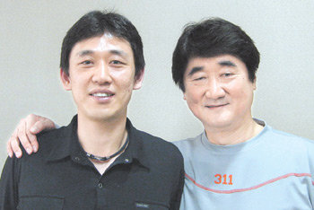 삼성화재 신치용 감독(오른쪽)이 겨울리그 10회 우승의 주역으로 꼽은 최태웅의 어깨를 감싼 채 다정하게 포즈를 취하고 있다. 용인=황태훈 기자