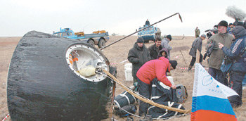 한국 최초의 우주인 이소연 씨가 지구로 돌아오는 19일 오후 5시 38분 국내 과학 사상 처음으로 우주에서 돌아온 초파리와 세포 및 미생물을 실험실까지 옮기는 특급 공수작전이 펼쳐진다. 소유스호가 귀환한 직후 관계자들이 실험 샘플과 짐을 꺼내는 장면. 사진 제공 미국항공우주국