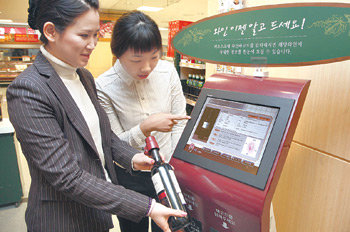 이마트는 수서점 등 6개 점포에 와인 구입을 도와주는 기기인 ‘와인 키오스크’를 설치했다. 사진 제공 이마트