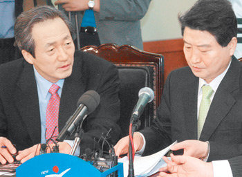 “뉴타운 추진해야” 한나라당 정몽준 최고위원(왼쪽)은 17일 최고위원회의에서 뉴타운 총선 공약과 관련해 “서울시가 뉴타운을 추진하지 않는다면 직무유기”라고 말했다. 박경모  기자