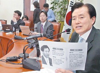 “오시장 말 바꿨다” 김효석 통합민주당 원내대표(오른쪽)가 17일 국회에서 기자간담회를 열어 오세훈 서울시장이 뉴타운과 관련해 총선 때는 침묵하다 지금 와서는 뉴타운 지정이 없다고 말을 바꿨다고 비난하고 있다. 안철민 기자