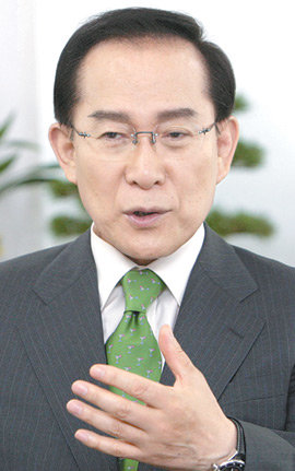 16일 서울 여의도 자유선진당 당사에서 본보와 인터뷰하는 이회창 총재. 이 총재는 “기왕이면 웃음 띤 사진으로 내 달라”고 했다. 안철민 기자