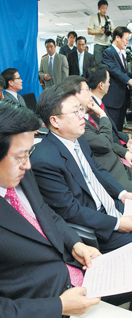 회견하는 특검팀 17일 삼성 비자금 수사 발표장에 나온 삼성특검 관계자들. 조준웅 특별검사가 설명하는 동안 특검보 등이 자료를 검토하고 있다. 전영한 기자