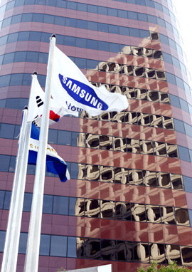 삼성 특검 수사결과가 발표된 17일 서울 중구 태평로 삼성생명 본사 외벽에 삼성본관 건물이 비쳤다. 재계는 삼성과 관련해 남은 법적 절차를 조속히 마무리하고 경제 살리기에 나서야 한다고 촉구했다. 김미옥 기자