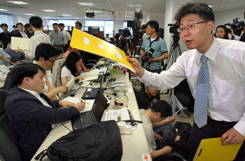 수사자료 배포 조준웅 특별검사팀이 최종 수사 결과를 발표한 17일 기자들이 서울 용산구 한남동 특검사무실 내 기자회견장에서 자료를 검토하고 있다. 연합뉴스