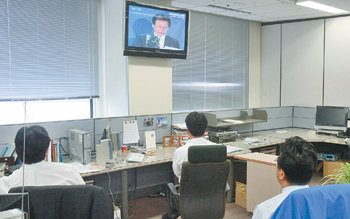 삼성 직원들 촉각 17일 서울 중구 태평로 삼성본관에서 삼성 직원들이 조준웅 특별검사팀의 수사결과 발표 방송을 지켜보고 있다. 연합뉴스