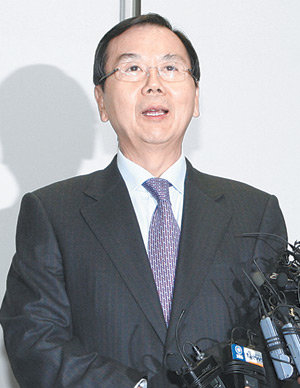 “죄송합니다” 삼성그룹 전략기획실장 보좌역인 이순동 사장이 17일 특검 수사 결과 발표 직후 서울 중구 태평로 삼성본관 기자실에서 대국민 사과를 한 뒤 경영쇄신 계획안을 다음 주에 내놓겠다고 발표하고 있다. 김미옥 기자