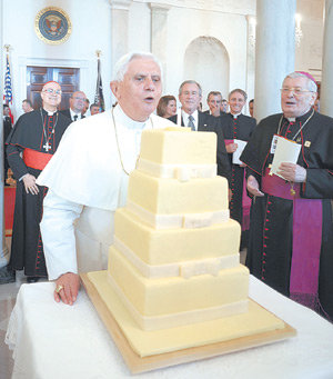 백악관서 맞은 81회 생일 16일 81번째 생일을 맞은 교황 베네딕토 16세가 미국 백악관에 차려진 케이크의 촛불을 끄고 있다. 교황은 15일부터 6일 일정으로 미국을 순방하고 있다. 워싱턴=EPA 연합뉴스