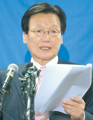 수사 발표하는 조준웅 특검 삼성그룹 비자금 의혹 수사를 지휘한 조준웅 특별검사가 17일 서울 용산구 한남동 특검사무실에서 최종 수사 결과를 발표하고 있다. 신원건 기자