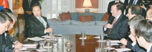 워싱턴포스트 회장과 인터뷰 이명박 대통령이 17일(현지 시간) 미국 워싱턴의 영빈관인 블레어하우스에서 도널드 그레이엄 워싱턴포스트 회장(이 대통령 맞은편)을 비롯한 간부들과 인터뷰하고 있다. 워싱턴=이종승 기자