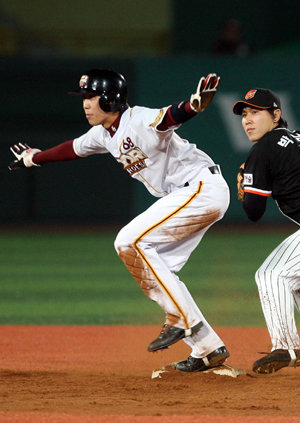 세이프?우리 유재신(왼쪽)이 18일 목동구장에서 열린 롯데와의 경기에서 2-9로 뒤진 7회 1사에서 후속 타자 내야 땅볼 때 2루를 밟고 세이프라는 동작을 취했으나 간발의 차로 포스 아웃됐다. 오른쪽은 롯데 2루수 박남섭. 연합뉴스