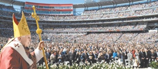 대형 야구장이 ‘1일 교회’로교황 베네딕토 16세가 17일 미국 워싱턴 남부의 내셔널스파크 스타디움에서 미사를 집전하고 있다. ‘1일 교회’로 변신한 이 대형 야구장에는 4만6000여 명의 신자가 몰려 교황의 메시지를 경청했다. 워싱턴=AFP 연합뉴스